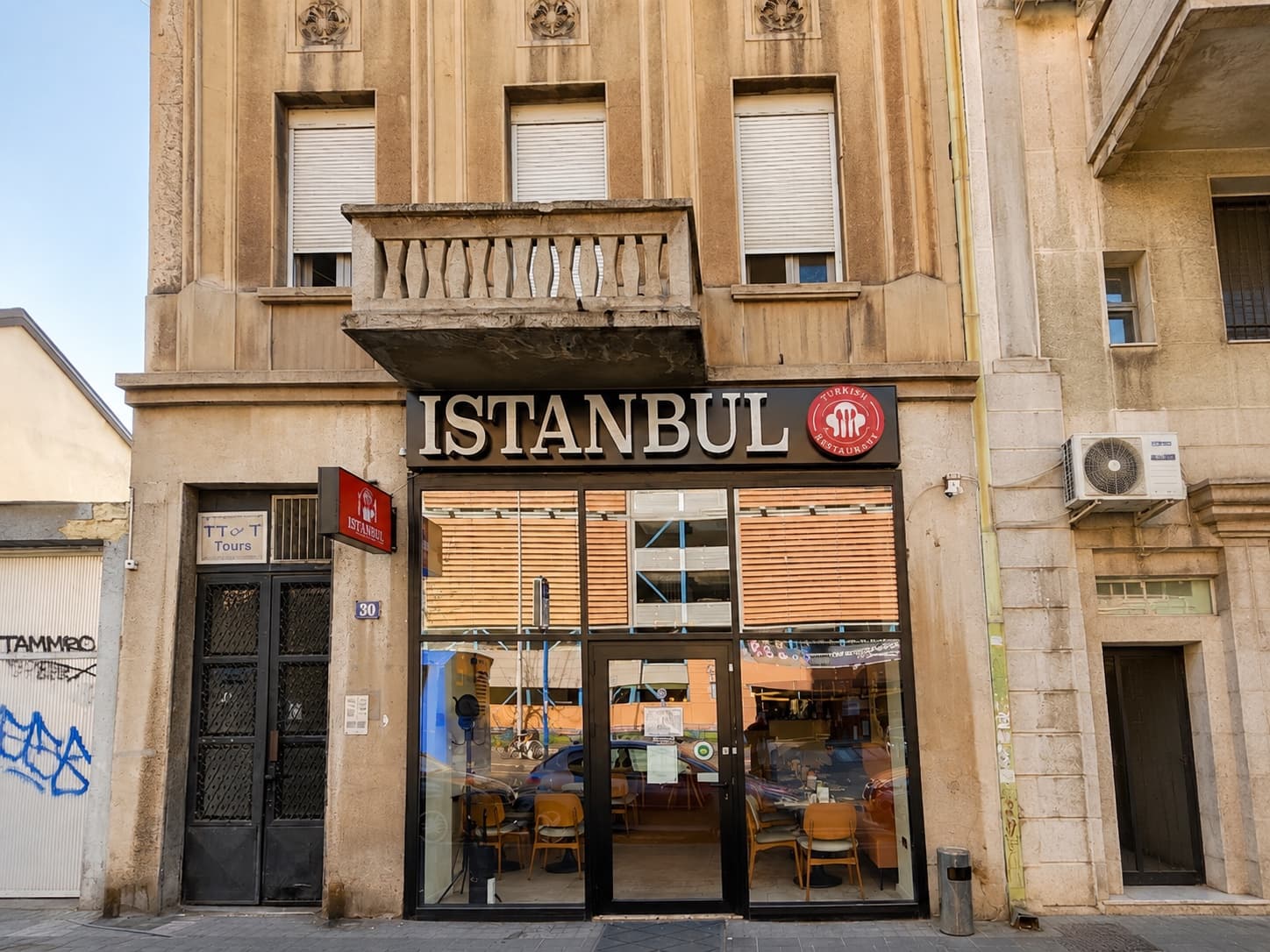 Istanbul Turkish Restaurant dış cephesi ve giriş kapısı